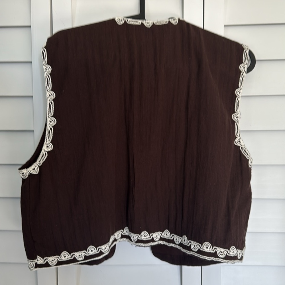 Zara Brown Vest with White Embroidered Floral Trim - Picture 2 of 3